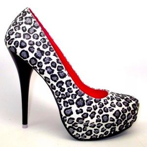✨ FREE gift 🎁!  NEW B&W Silver Glitter Leopard Animal Print Heels